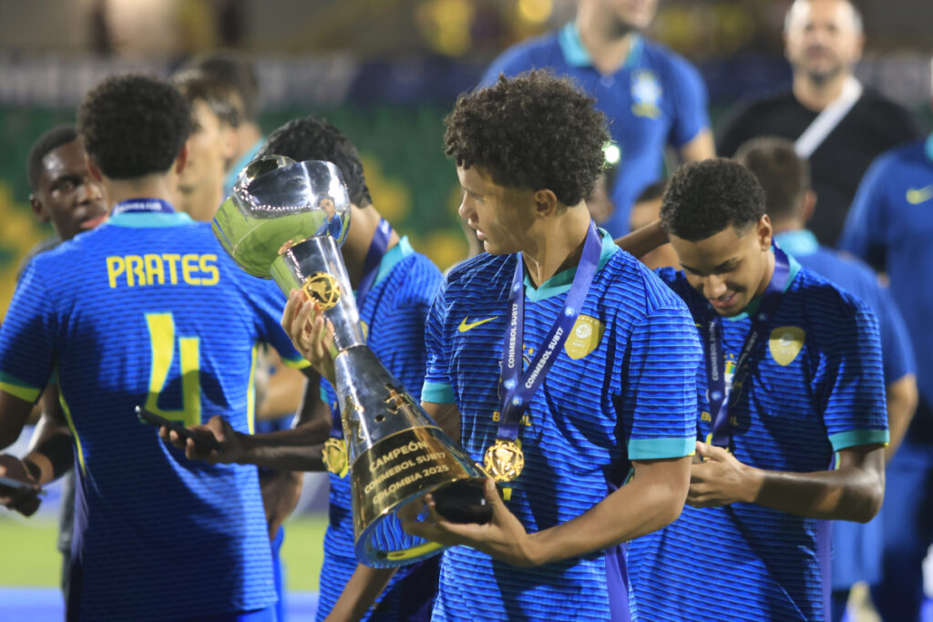 Angelo Candio de Brasi celebra el título de su equipo en el Sudamericano Sub-17.