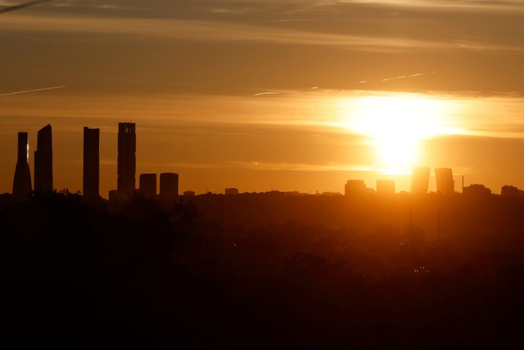 Vista de Madrid al amanecer este martes tras el apagón eléctrico de ayer.
