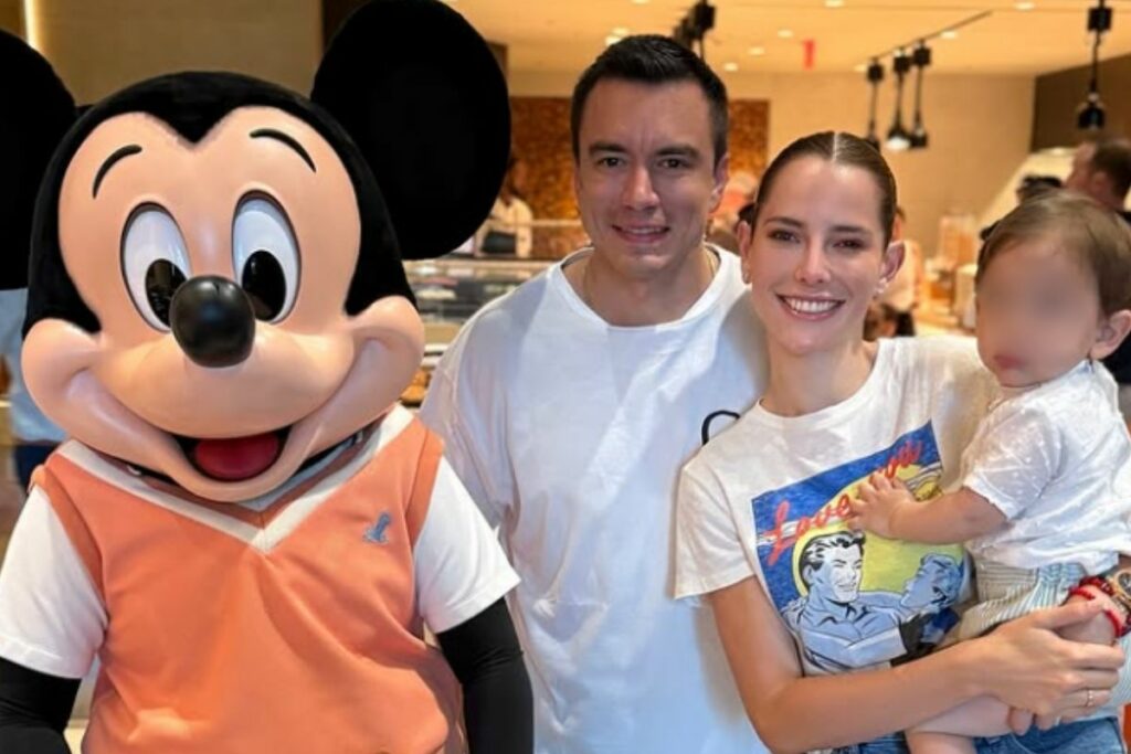 Daniel Noboa y su familia con el personaje de Mickey Mouse, en Florida