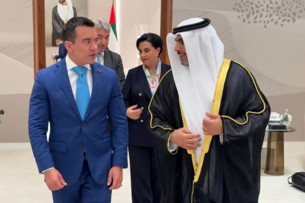 El presidente Daniel Noboa llegó a Emiratos Árabes con su comitiva.