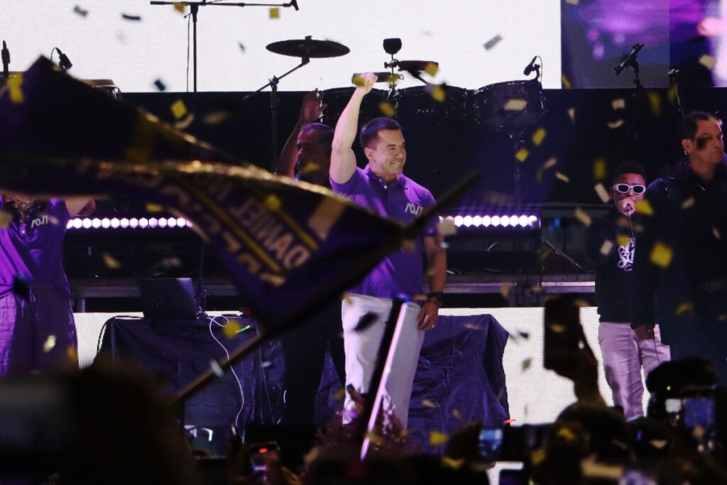 Daniel Noboa en el Coliseo General Rumiñahui, durante el cierre de campaña en Quito.