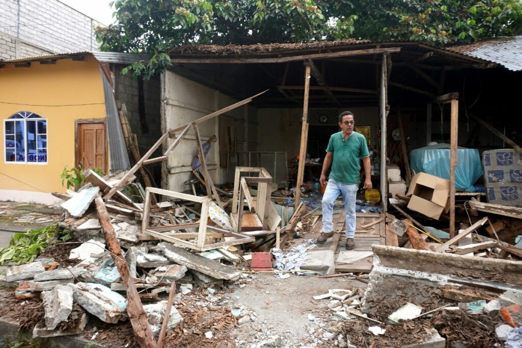 Esmeraldas, viernes 25 de abril de 2025, daños estructurales por sismo. Foto: API