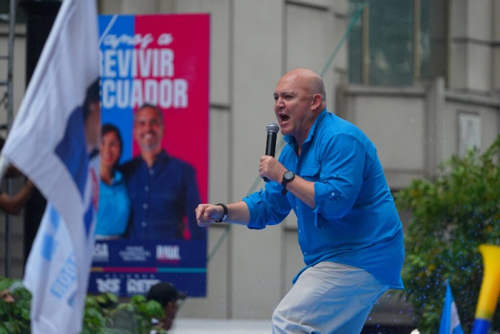 Diego Borja en el cierre de campaña de Luisa González.