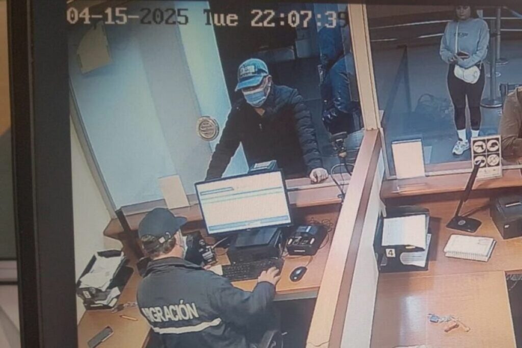 Diego Borja con mascarilla y gorra tratando de cruzar la frontera hacia Colombia. • Foto: Captura