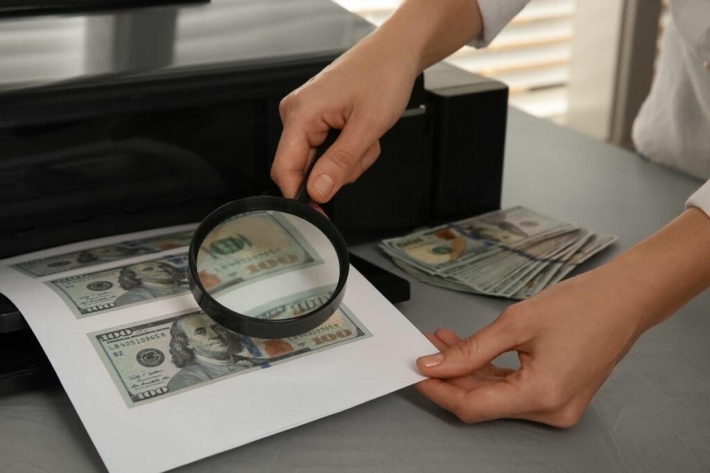 Los individuos utilizaban una impresora y varias láminas de metal para crear el dinero falso