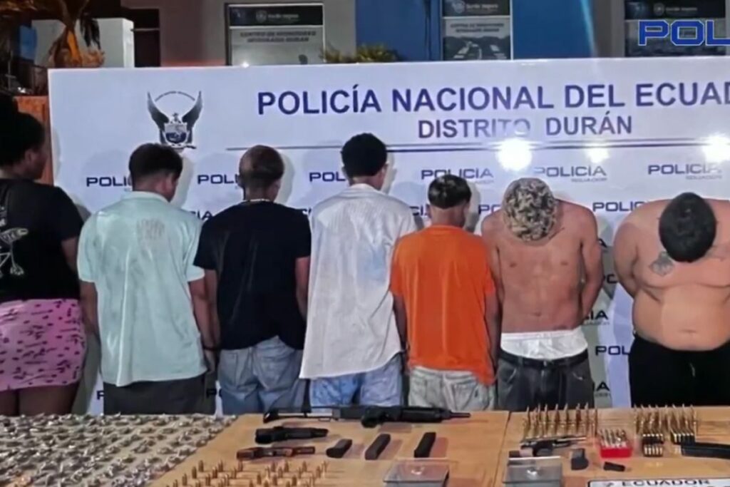La policía presentó a los sospechos y a las evidencias encontradas.