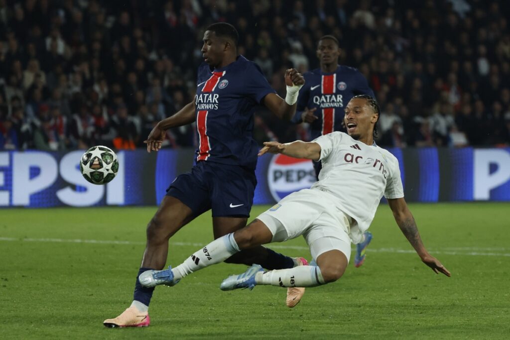Willian Pacho (izq.) del PSG defiende una pelota ante un rival del Aston Villa.
