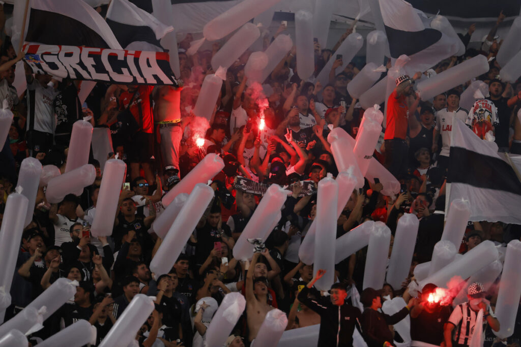 Hinchas de Colo-Colo durante un partido previo a la Copa Libertadores.