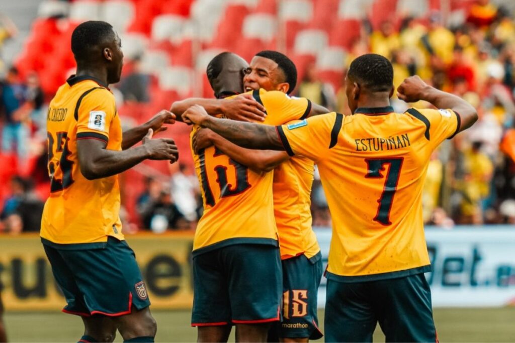 Moisés Caicedo (i), Enner Valencia, Pedro Vite y Pervis Estupiñán en un partido de la Selección de Ecuador de las eliminatorias al Mundial 2026.