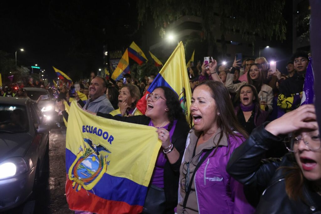Festejos de la comunidad en Quito tras los primeros resultados de la segunda vuelta 2025.