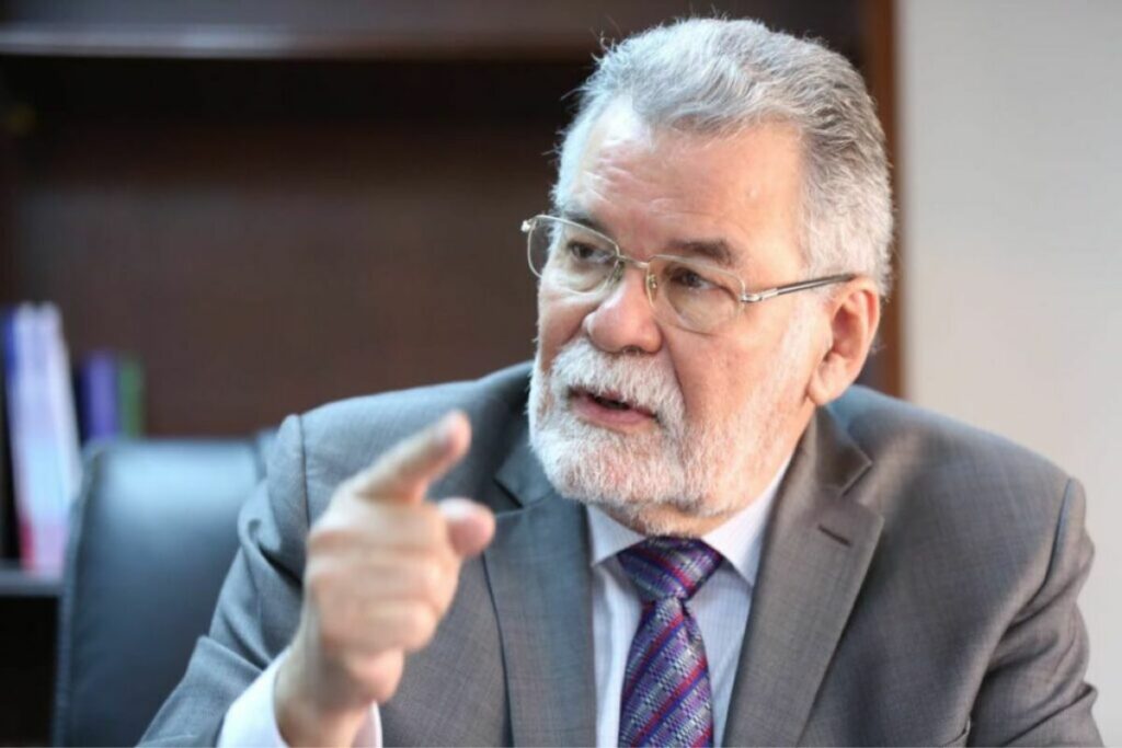 Enrique Pita, vocal del CNE, garantizó las elecciones del domingo a pesar del cambio de algunos recintos electorales.