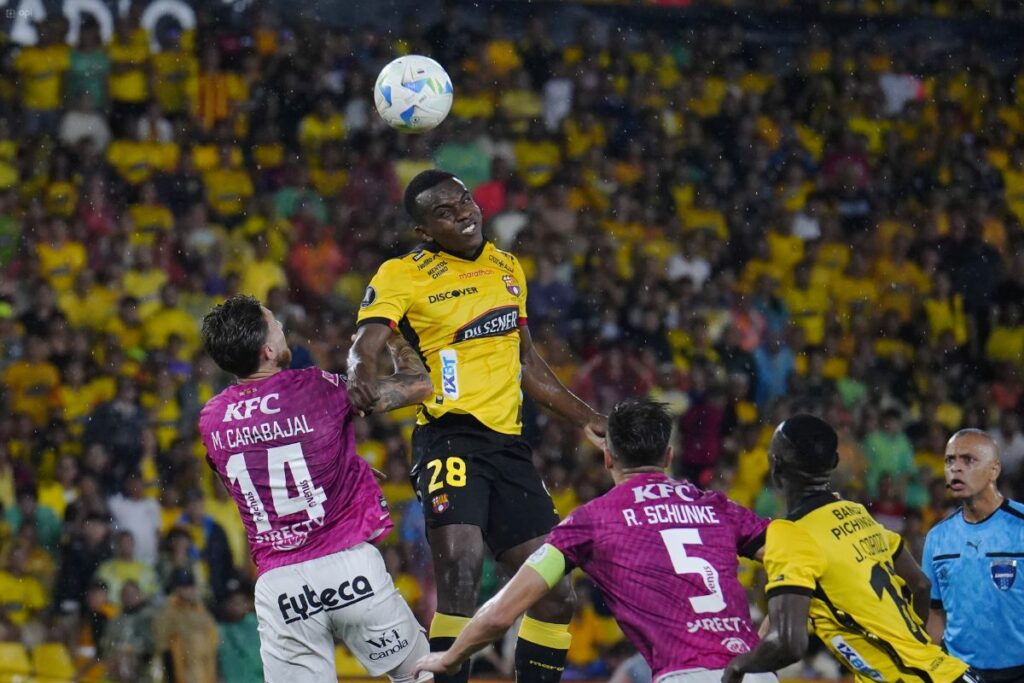 Jhonny Quiñónez (c) disputa un balón en el partido de Barcelona SC ante IDV por la Copa Libertadores 2025.
