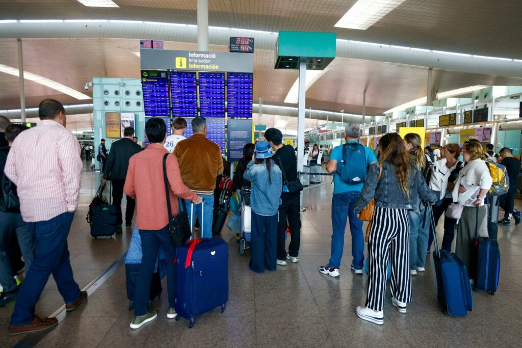 Fotografía de la situación en el aeropuerto de Barcelona (España) este lunes, durante el apagón.