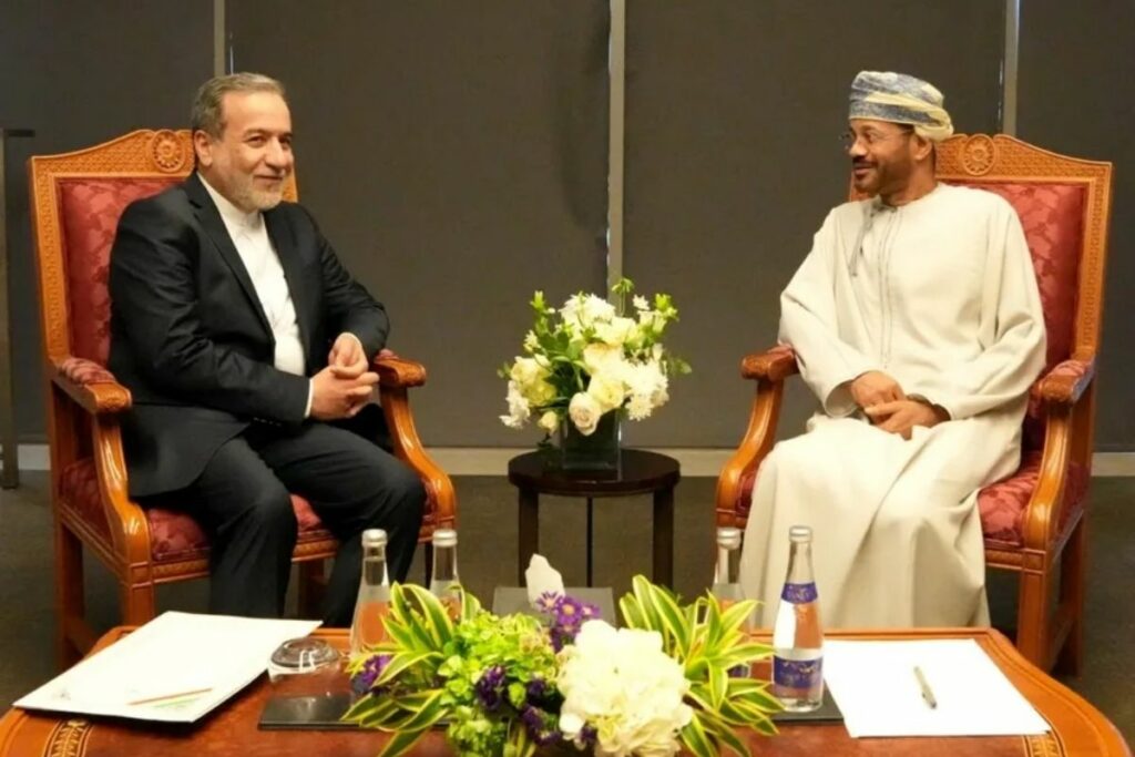 El ministro iraní de Asuntos Exteriores, Abbas Araghchi junto al mediador de Omán, Barr Bin Hamed Al Busaidi