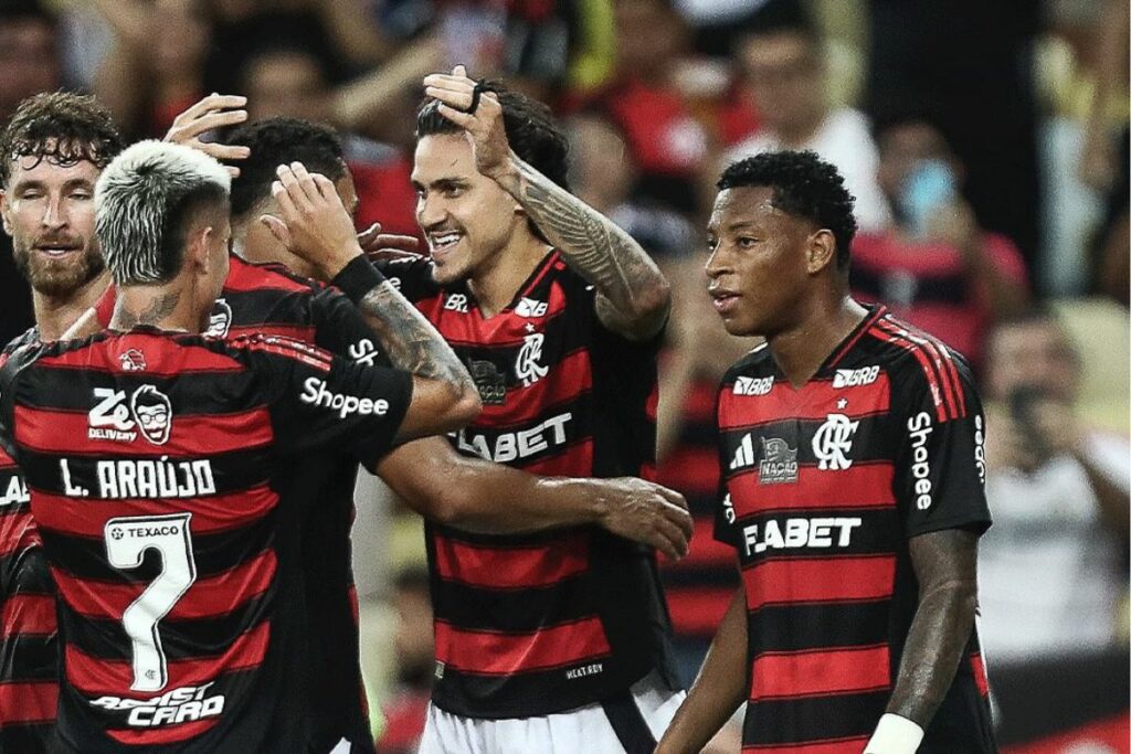Gonzalo Plata (d) en el plantel de Flamengo en la temporada 2025.
