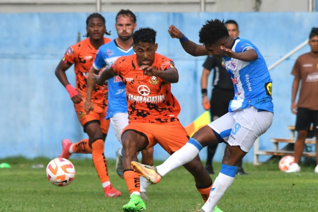 Jean Humanante (i) marca a Daniel Valencia en un partido de la Liga Pro entre Libertad y Manta en el Jocay.