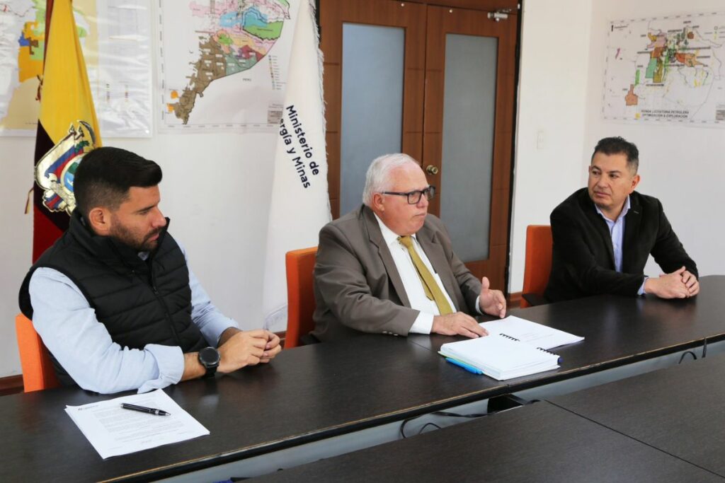 El viceministro Guillermo Ferreira (c) participó en la firma de un memorando de entendimiento entre Petroecuador y la empresa privada MV Refinerías S.A., para la construcción de una refinería en Santa Elena.