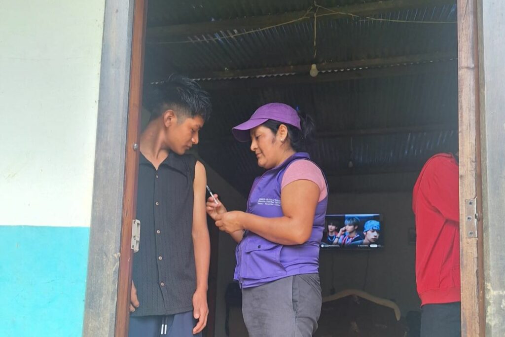 Personal de Salud recorre poblaciones de Ecuador para vacunar e identificar posibles casos de fiebre amarilla.