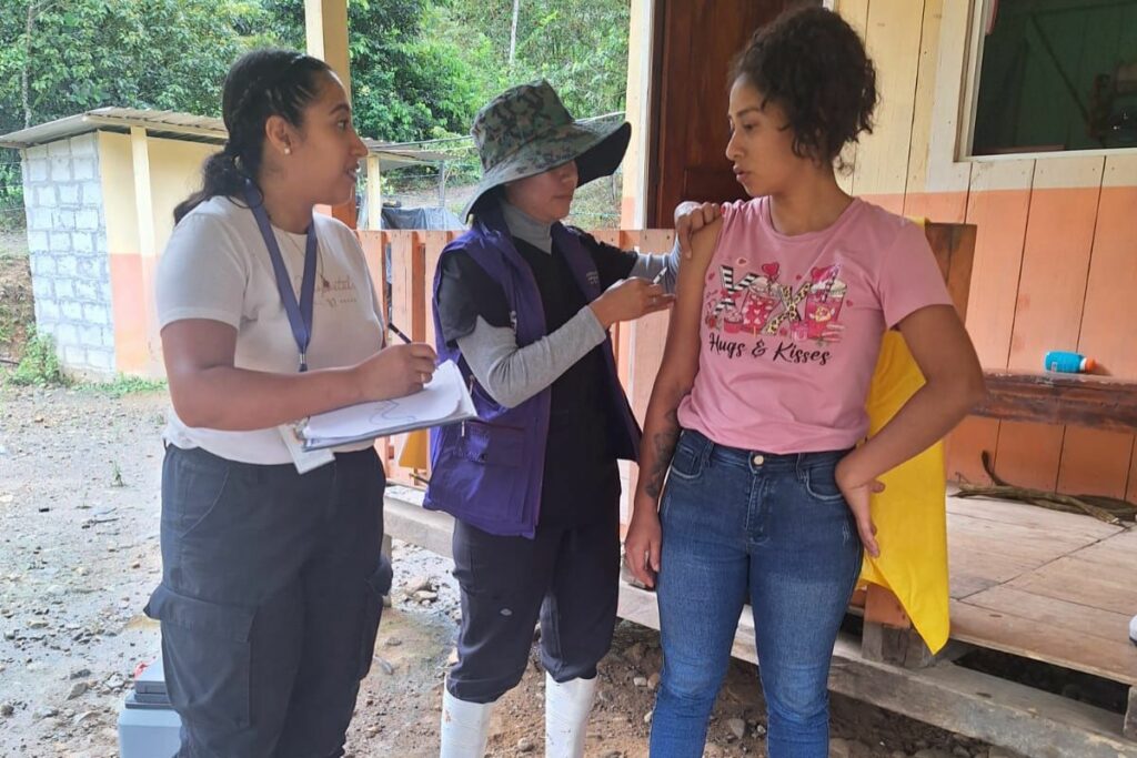En Zamora Chinchipe se realizan jornadas de vacunación contra la fiebre amarilla.