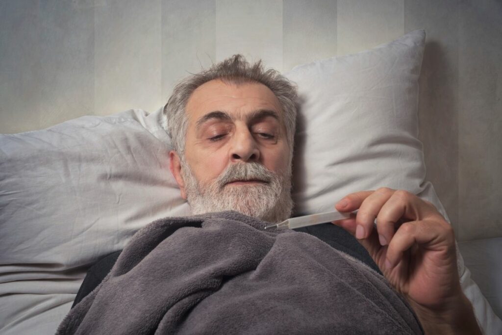 Los síntomas de la fiebre amarilla incluyen: fiebre, vómitos y dolores de cabeza
