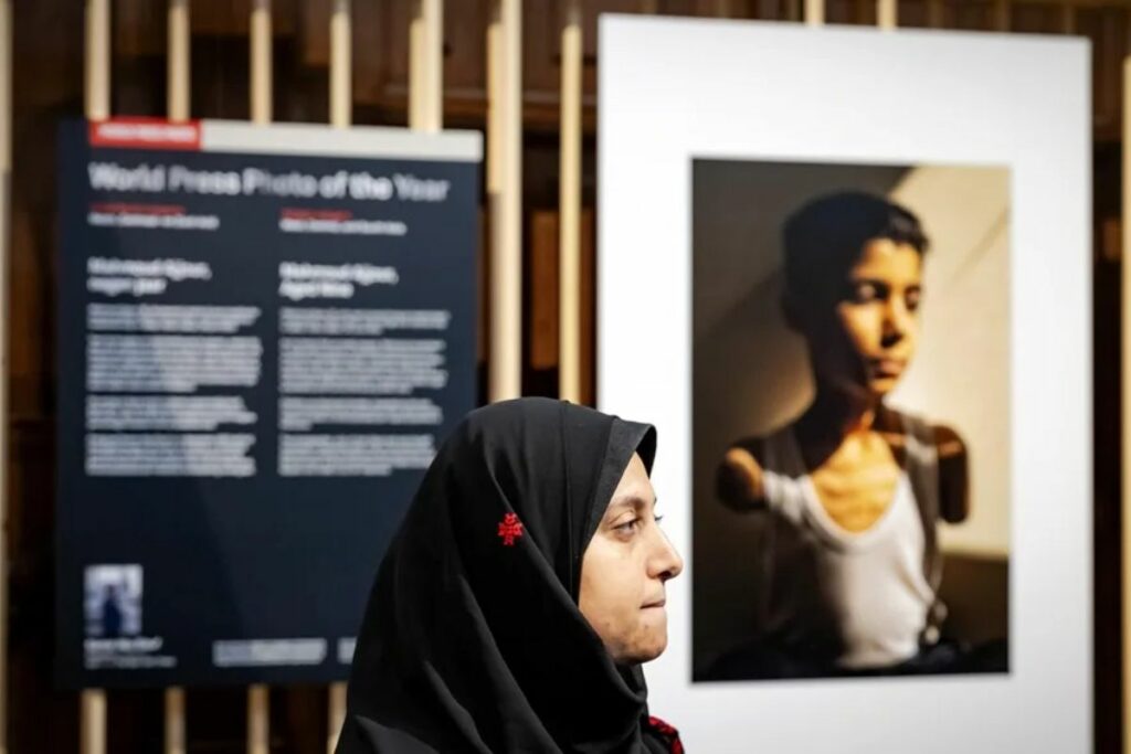 La fotógrafa palestina Samar Abu Elouf posa ante su fotografía ganadora del premio World Press Photo of the Year, durante el anuncio de los ganadores del premio. Foto: EFE