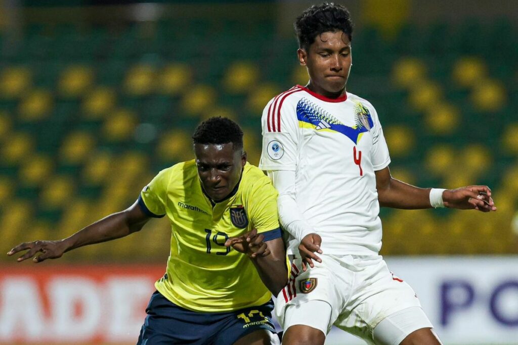 Juan Riquelme Angulo (i) es marcado por el venezolano Marcos Maitán en el Sudamericano sub-17 de Colombia 2025.