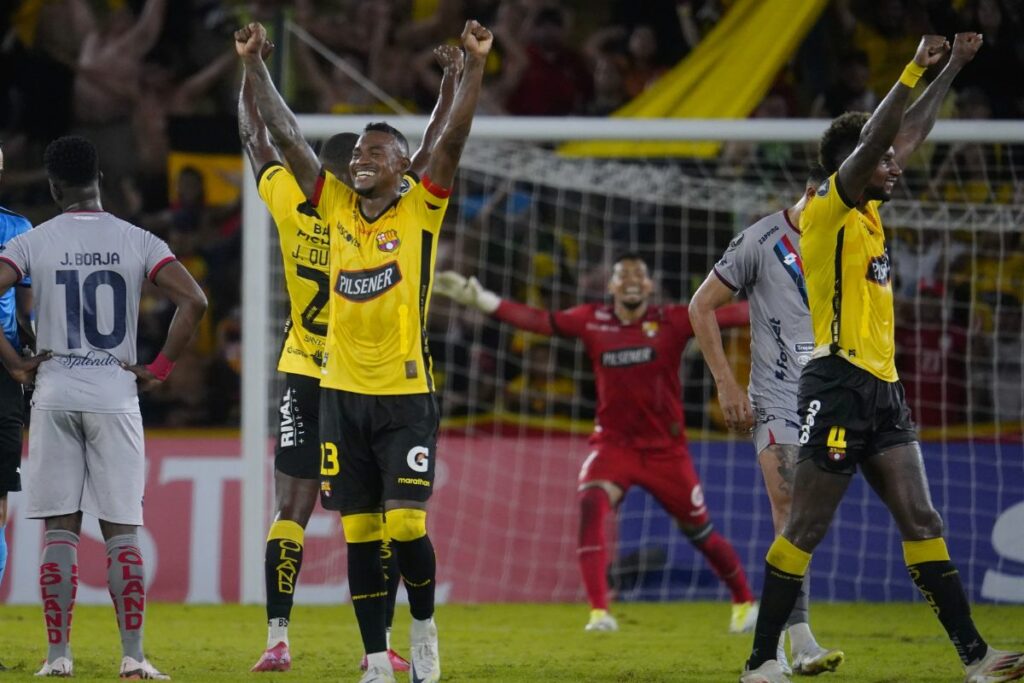 Dixon Arroyo (i) y Gustavo Vallecilla, jugadores de Barcelona SC en la temporada 2025.