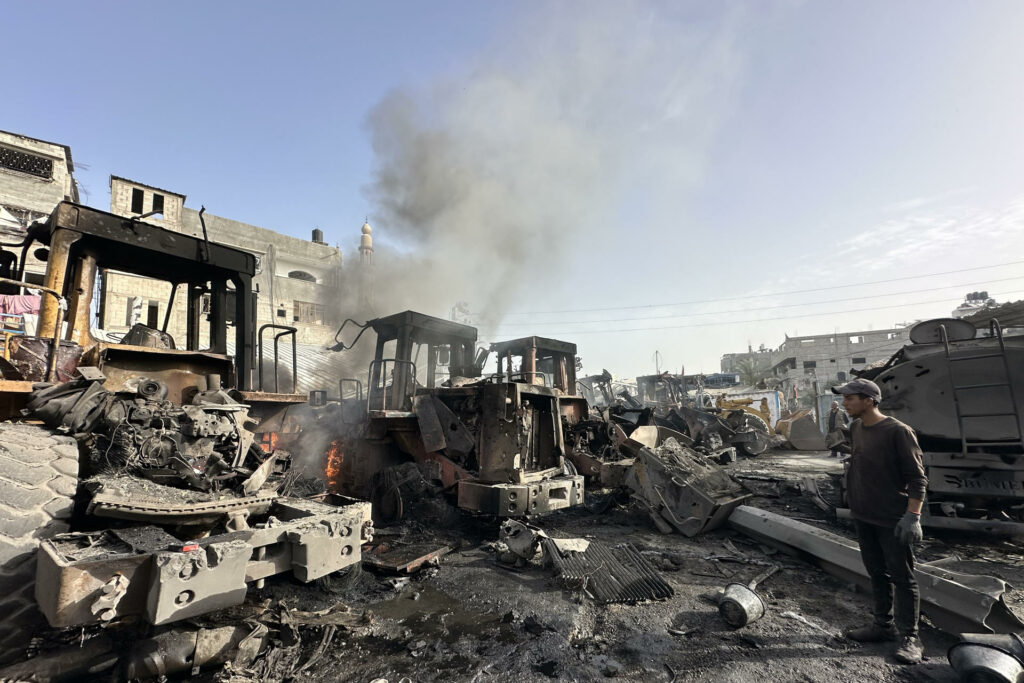 Vista del garaje municipal Al Nazla en Yabalia (Gaza), atacado esta madrugada por Israel.