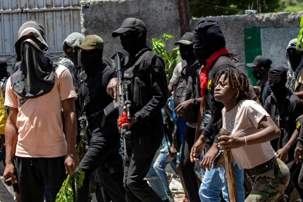 Fotografía de archivo de Integrantes de las Brigadas de Autodefensa participando de una protesta en Puerto Príncipe (Haití). Foto: EFE