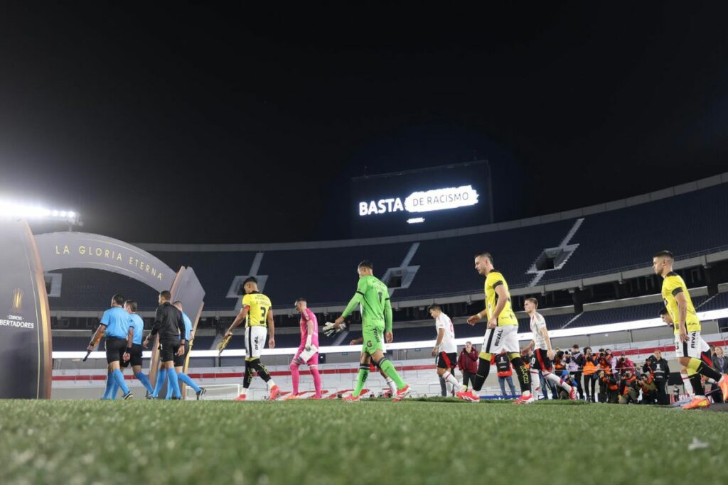 Jugadores de Barcelona SC y River Plate ingresando al Estadio Monumental para un juego de la Copa Libertadores 2025.