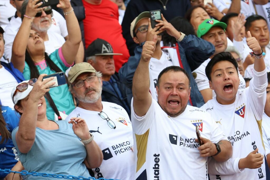 Hinchas de Liga de Quito en el Estadio Rodrigo Paz en un partido de la Liga Pro.