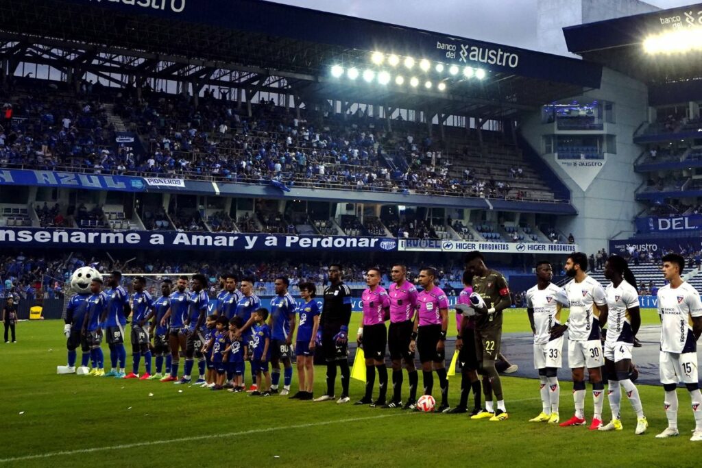 Hinchas de Emelec en el Estadio George Capwell en un partido de la Liga Pro 2025.