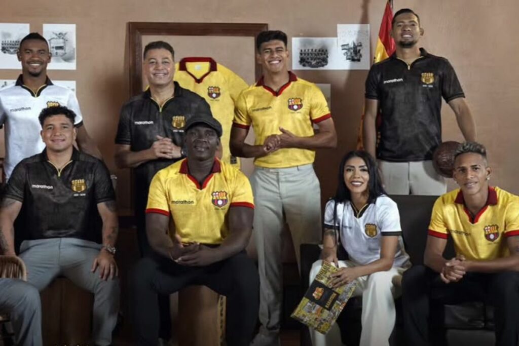 El DT Segundo Castillo (c) fue parte de la presentación de la camiseta conmemorativa de los 100 años de Barcelona SC.