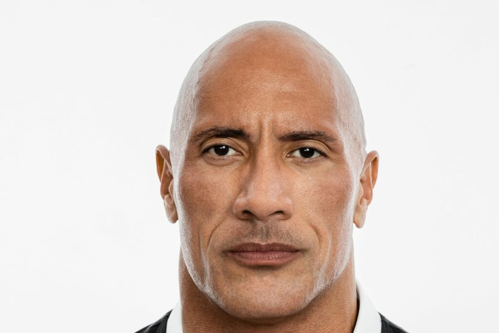 La cabeza rapada de Dwayne Johnson es uno de sus sellos característicos.