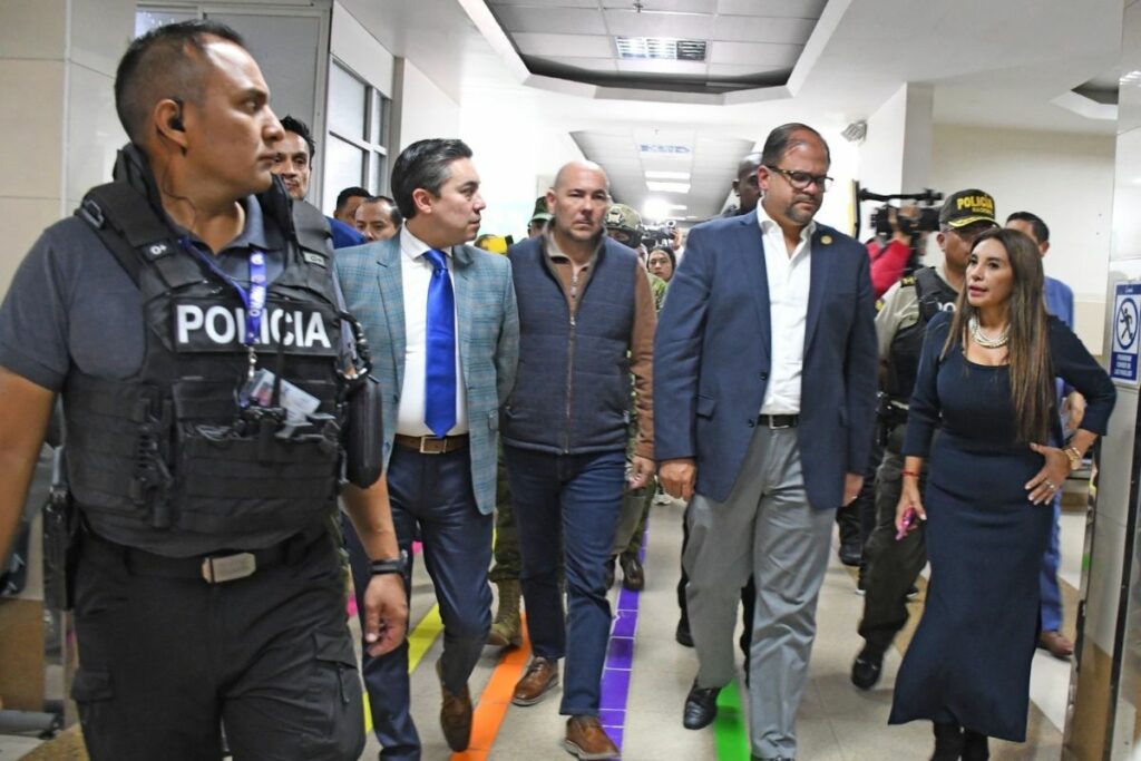 Autoridades del Bloque de Seguridad recorrieron el Hospital Carlos Andrade Marín. en Quito.
