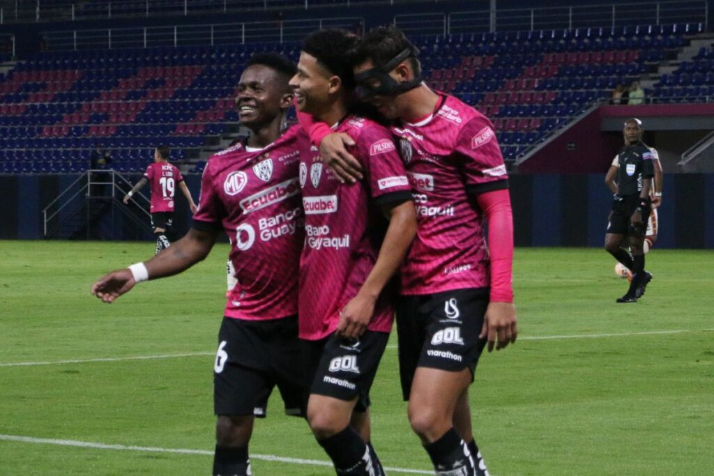 Juan Cazares (i), Patrik Mercado y Michael Hoyos con la camiseta de Independiente en la Liga Pro 2025.