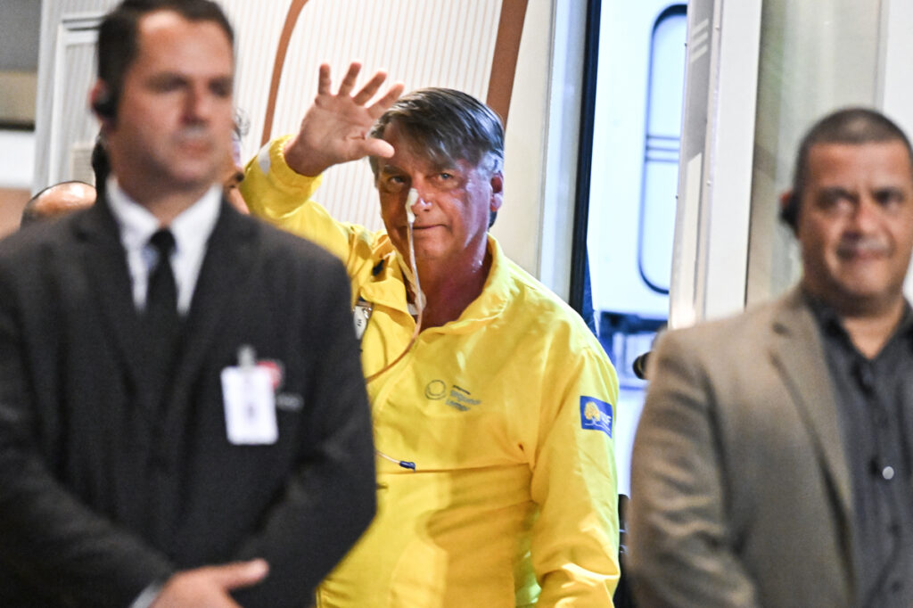 El expresidente de Brasil Jair Bolsonaro llega al Hospital DF Star este sábado, en Brasilia (Brasil).
