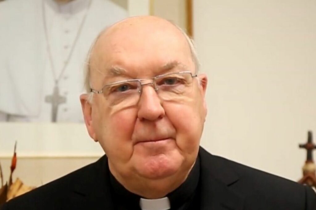 El cardenal irlandés Kevin Farrell, de 77 años, fue elegido para este cargo en febrero de 2019.