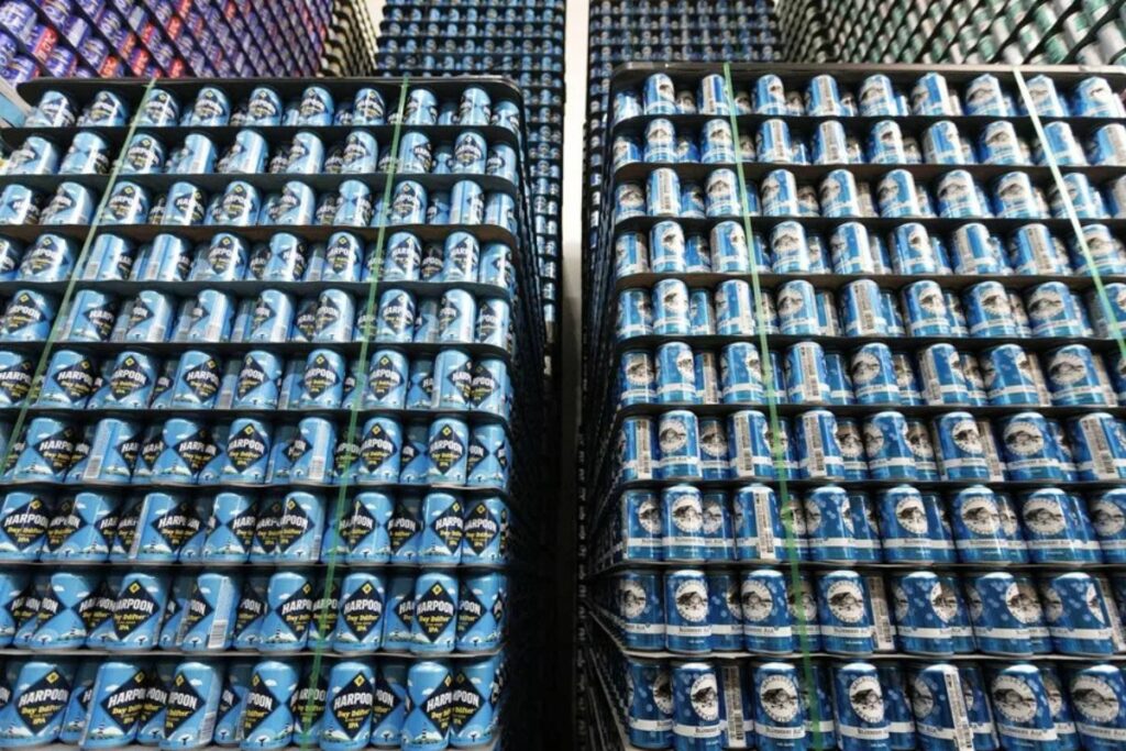 Vista de un lote de latas de aluminio vacías listas para en envase de cerveza, en una fotografía de archivo.