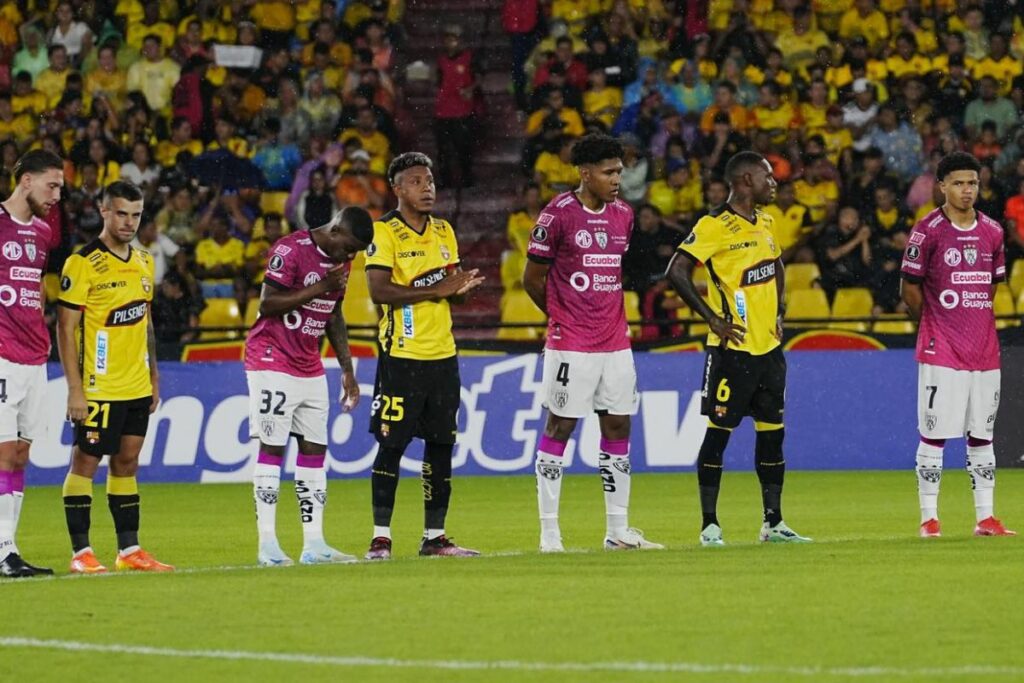 Jugadores de Barcelona SC (amarillo) e Independiente del Valle en el Estadio Monumental de Guayaquil.