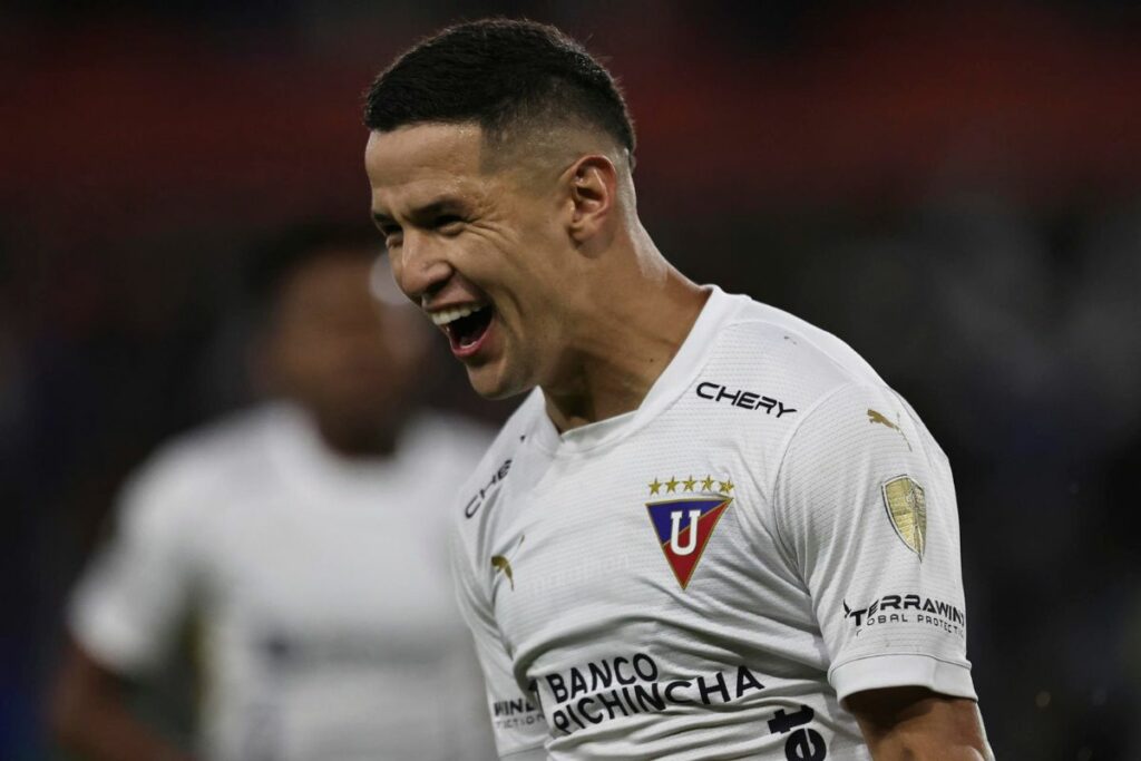 Álex Arce de LDU celebra un gol en el partido de la Copa Libertadores entre LDU Quito y Táchira en Quito.
