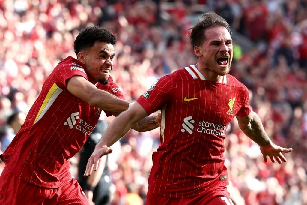 Alexis Mc Allister (d) y Luis Díaz celebran un gol del Liverpool ante el Tottenham en la Premier League 2024-25.
