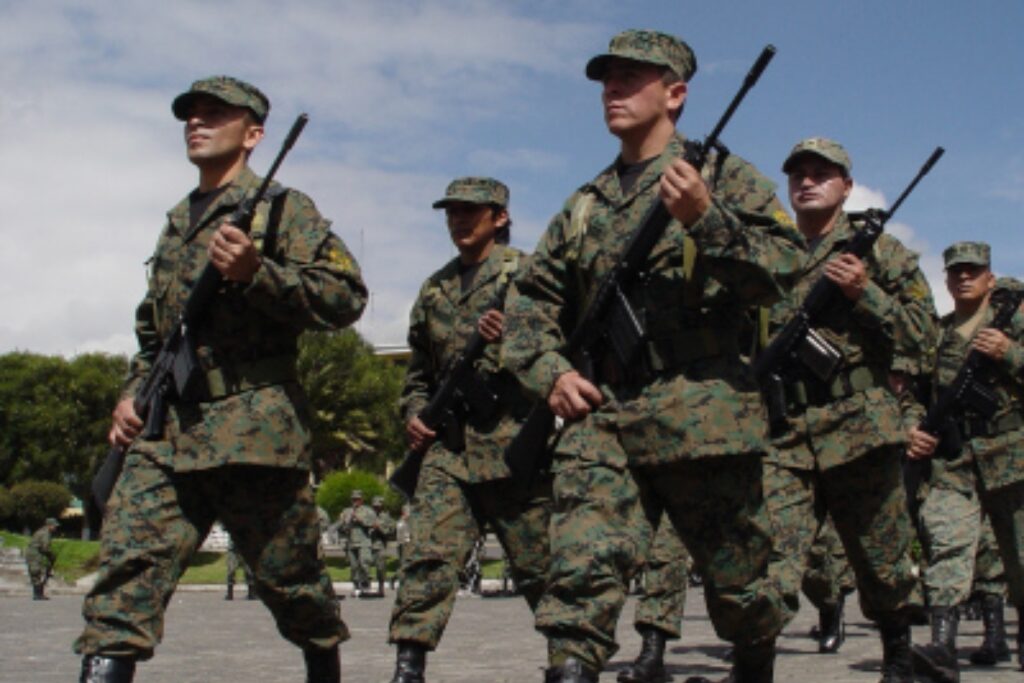 La primera llamada para el servicio militar voluntario, leva 2006, es para hombres.