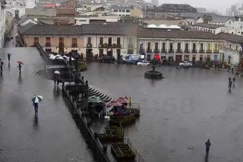 Las lluvias cayeron en la Plaza San Francisco, en el centro de Quito