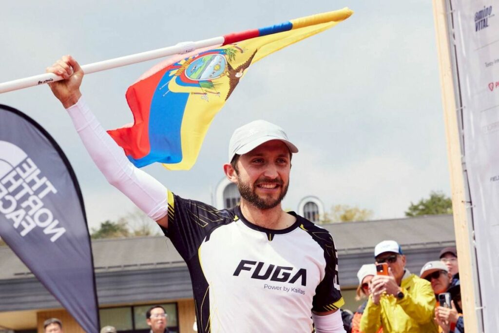 Joaquín López con la bandera de Ecuador tras ganar la Mt.Fuji 100 en Japón.