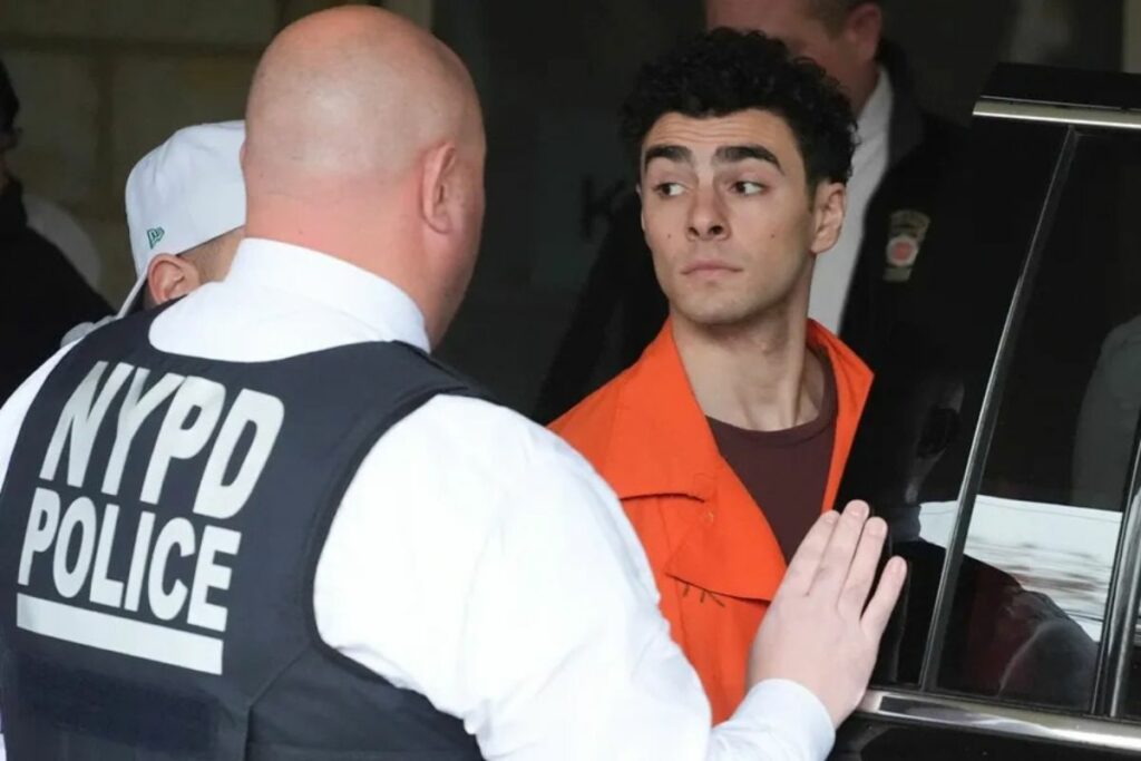 Luigi Mangione, un joven de 26 años, se declaró no culpable ante un tribunal federal en Manhattan.