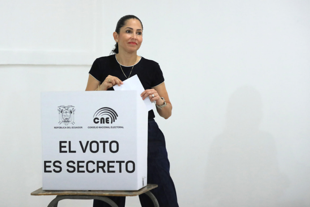 La candidata Luisa González durante su votación en Chone, Manabí