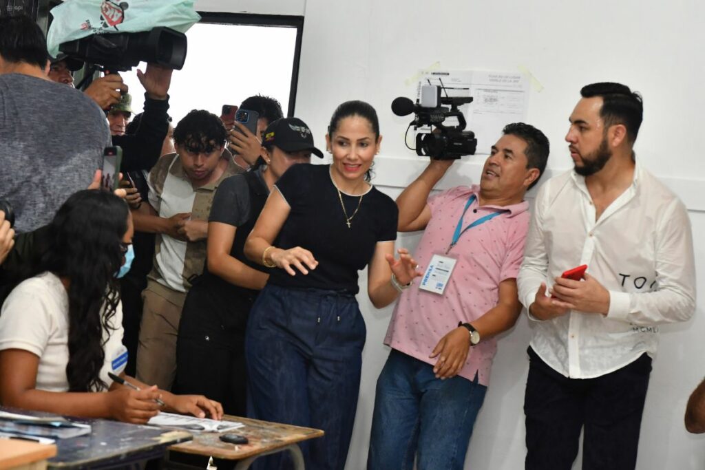 Luisa González, en el momento de votar en la segunda vuelta electoral.