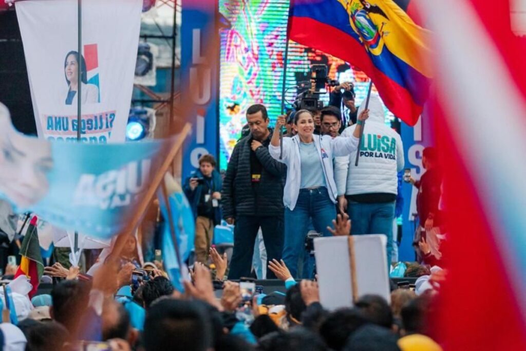 Luisa González cerró su campaña en un barrio del sur de Quito.