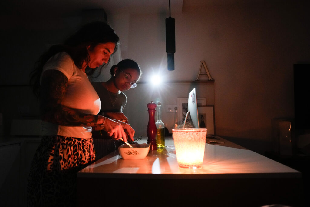 Una familia prepara la cena con ayuda de una vela la pasada noche en la localidad de El Masnou (Barcelona).